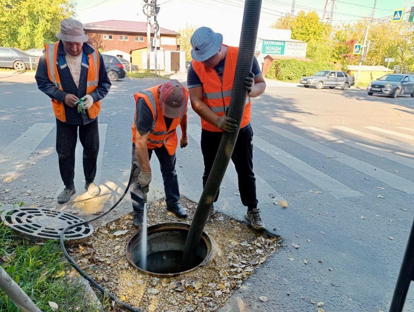 Коммунальщики готовят орловские ливневки к сезону дождей
