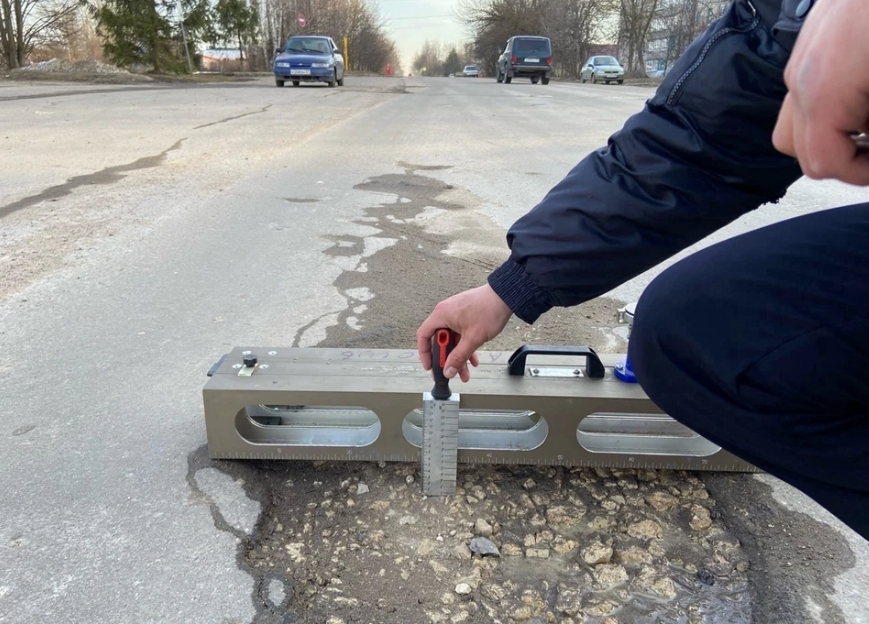 В Залегощи из-за ям на дороге завели дело