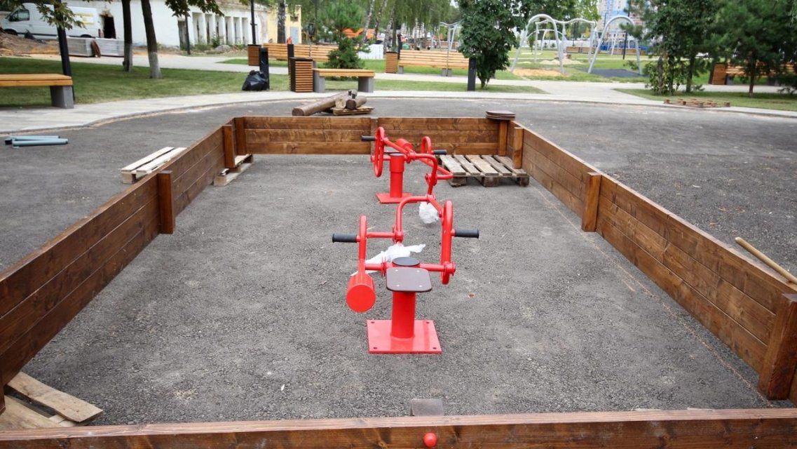 Фоторепортаж: в детском парке Орла устанавливают аттракционы