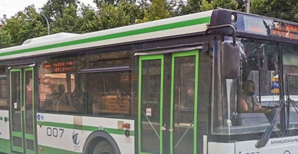 «Пассажиры уезжают в битком набитых ПАЗах, а большой автобус следом едет пустым»: орловчане жалуются на работу общественного транспорта