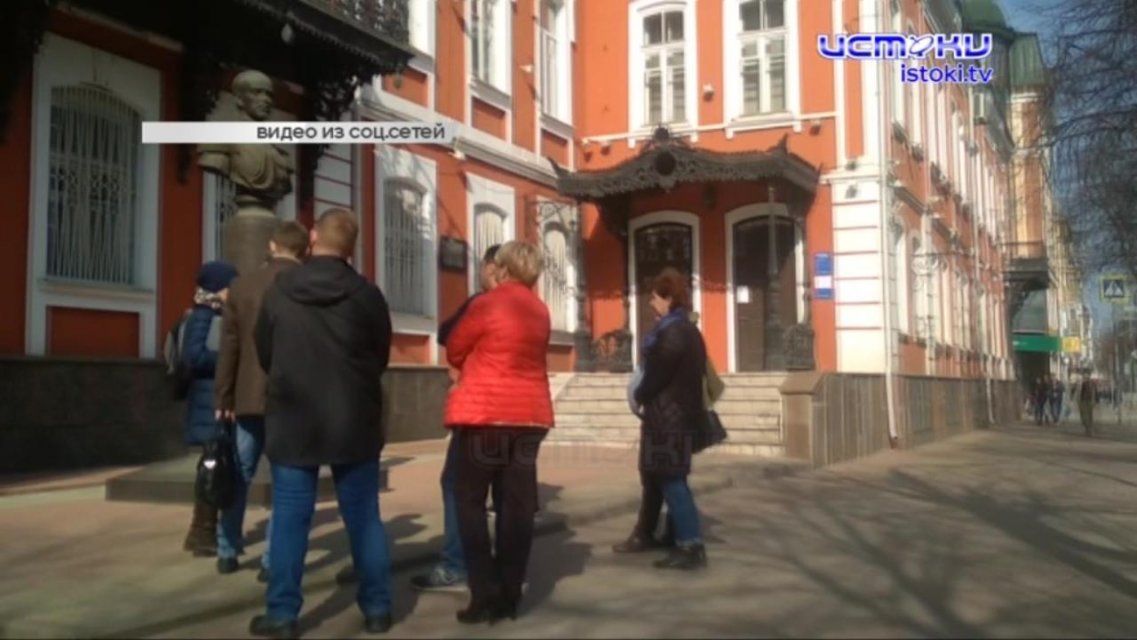 Видео: в разгар пандемии в Орле вместо карантина устроили пешую экскурсию