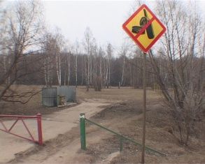 В парке микрорайона Ботаника прошел первый субботник экологической акции "Мусору - нет!" 