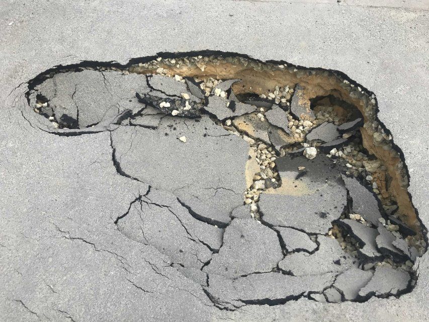 В Орле снова провалился асфальт
