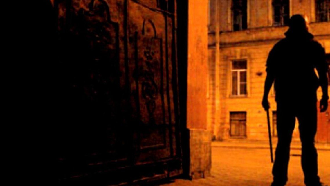 Ночной грабеж: на улице у орловчанина сорвали с шеи золотую цепочку