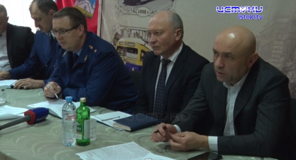 "Дырявого кувшина не наполнишь". 