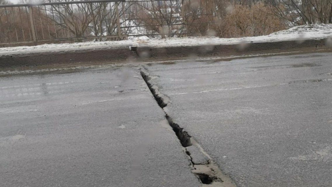 Трещит по швам: орловчане опасаются ездить по мосту в районе мясокомбината