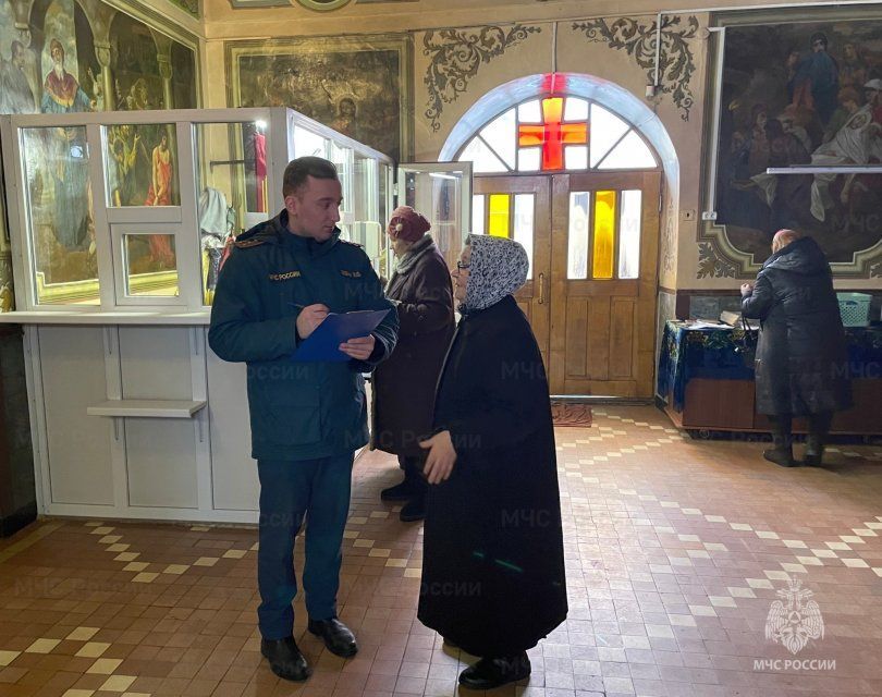 Спасатели проверяют места для купаний в купелях