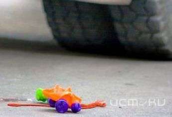 Во Мценске девочка с ребенком на руках угодили под колеса автомобиля