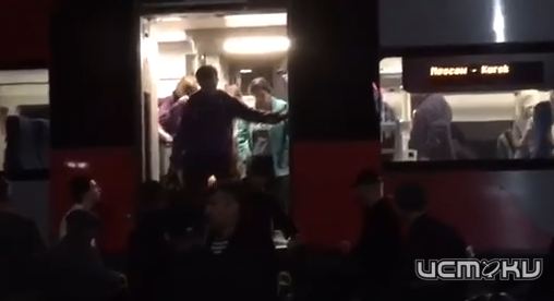 На место ЧП на железнодорожных путях в Орловской области направили пять бригад федерального центра медицины катастроф из Курска.  На место ЧП на железнодорожных путях в Орловской области направили пять бригад федерального центра медицины катастроф из Курска.