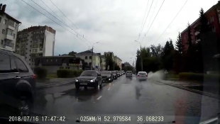 Орловский водитель окатил с ног до головы пешехода и попал на видео