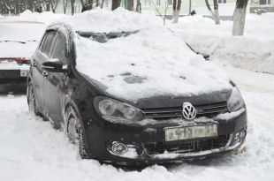 В Ливнах сошедший с крыши снег повредил автомобиль