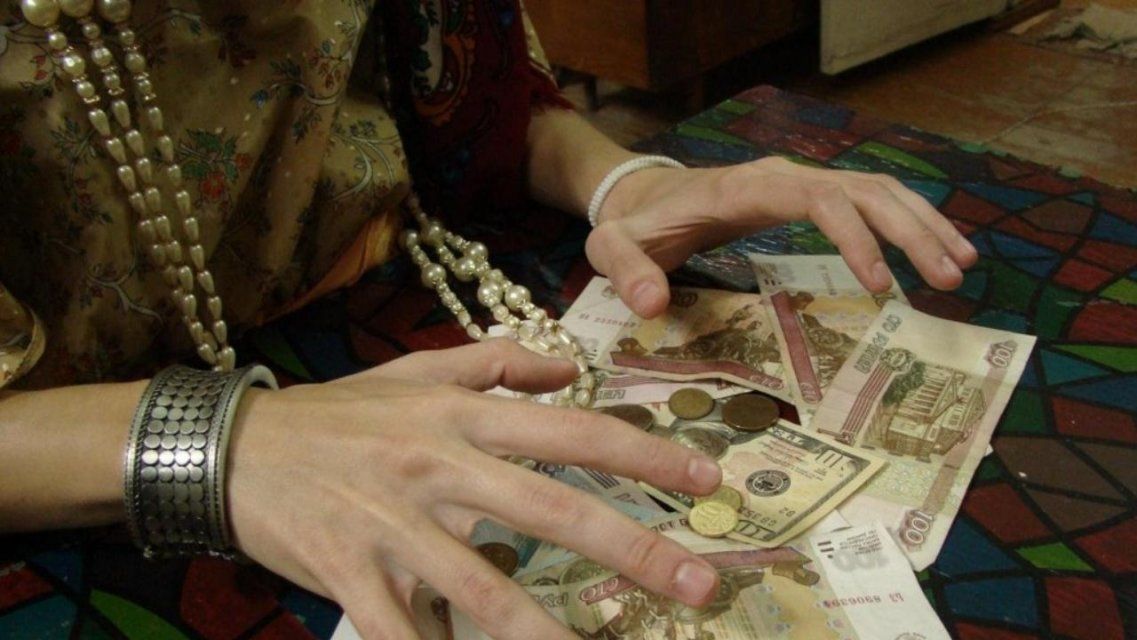 На Орловщине у пенсионерки выманили крупную сумму денег