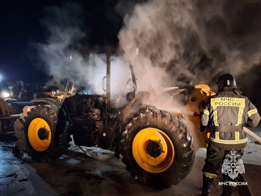 Ночью в орловской деревне вспыхнул погрузчик