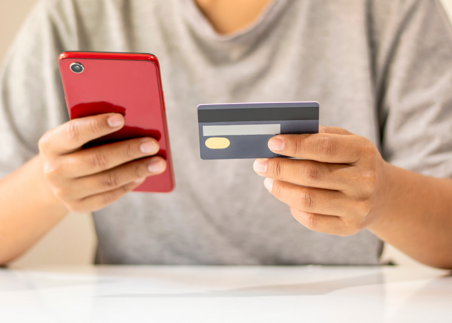 "Не тот товарищу товарищ, кто при товарище..."