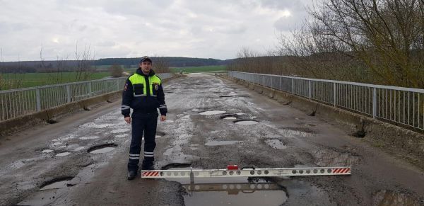 В Кромском районе школьные автобусы вынуждены ездить по разбитым дорогам