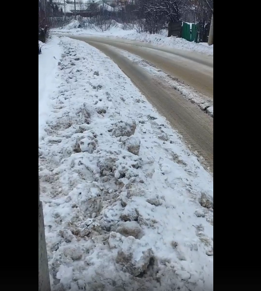 На ул. Лужковской в Орле снег с дороги свалили на тротуар. Видео