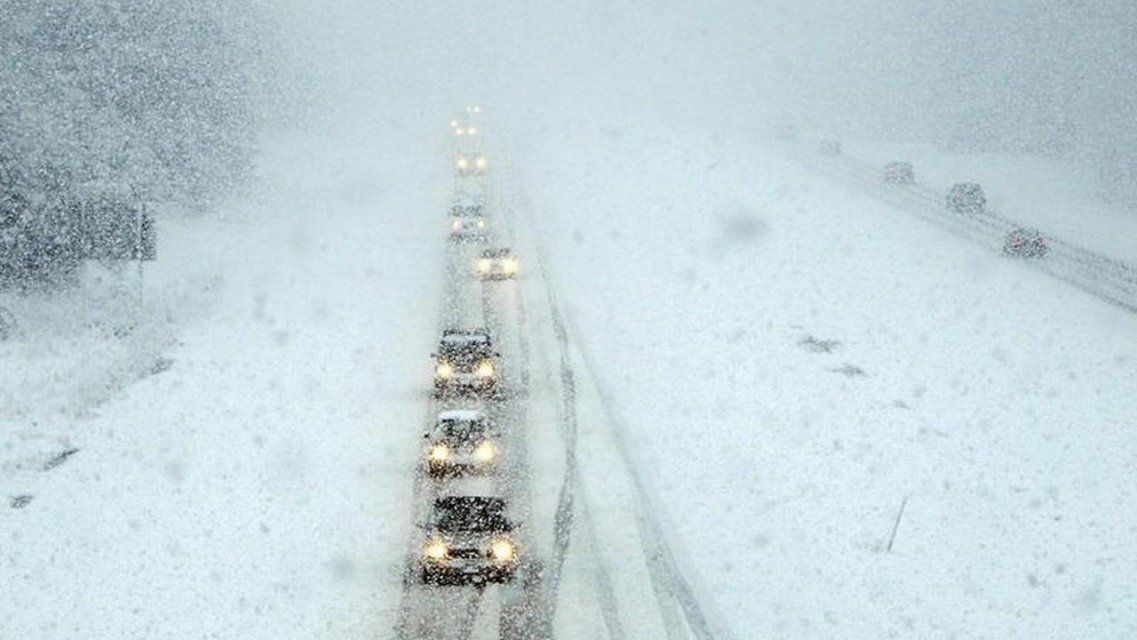 Орловчан призывают быть внимательнее за рулем: регион засыпает снегом