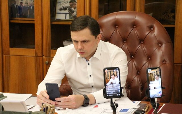 Оставил без света и повредил крыши. В пятничном эфире губернатор региона рассказал, что натворил ураган в Орловской области и какие подарки готовит регион новорожденным