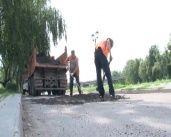 Дешево и сердито: в Орле ямы на дороге засыпают асфальтной крошкой