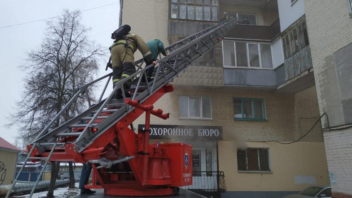 ВИДЕО: в Орле на 2-ой Курской случился пожар, люди были эвакуированы