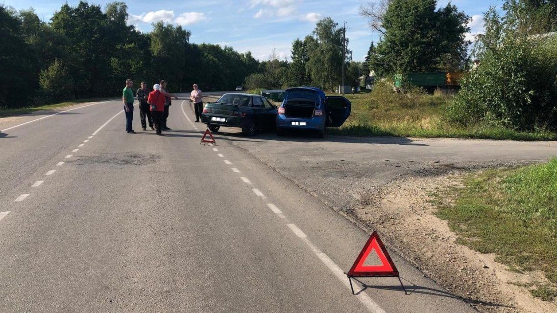 Под Орлом ВАЗ при повороте не уступил встречной иномарке