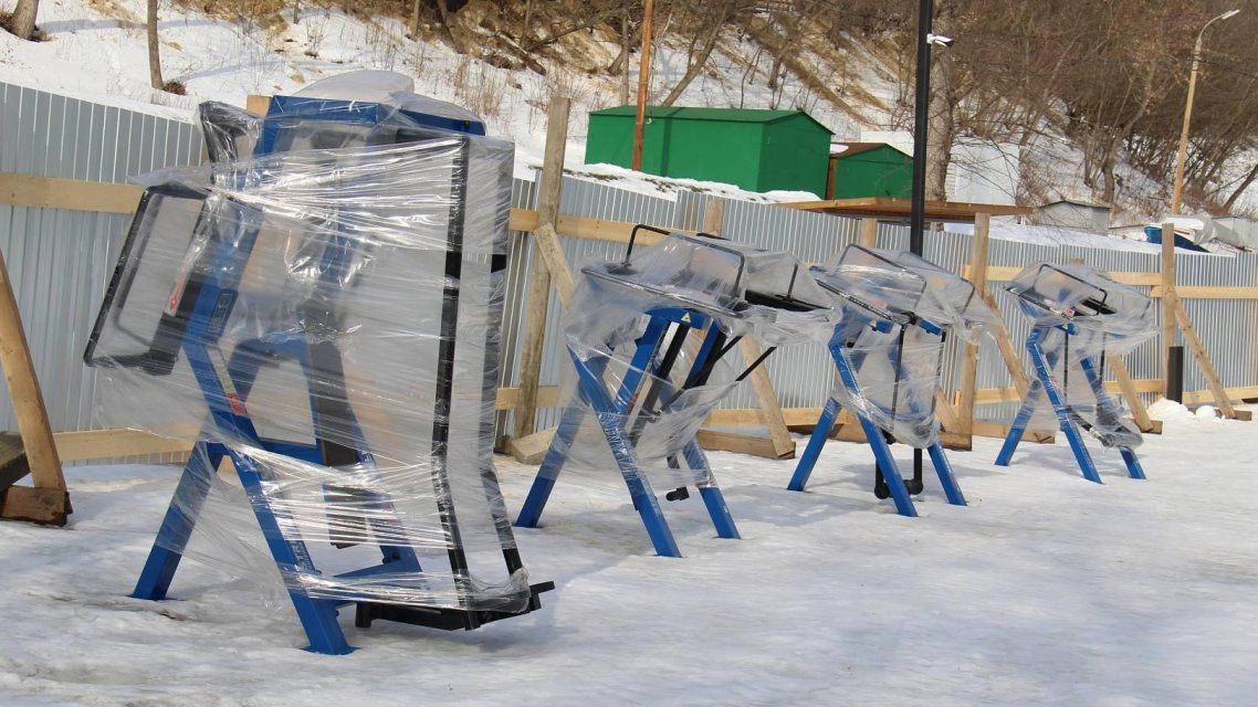 В Детском парке, несмотря на снег и влагу, стали устанавливать тренажеры