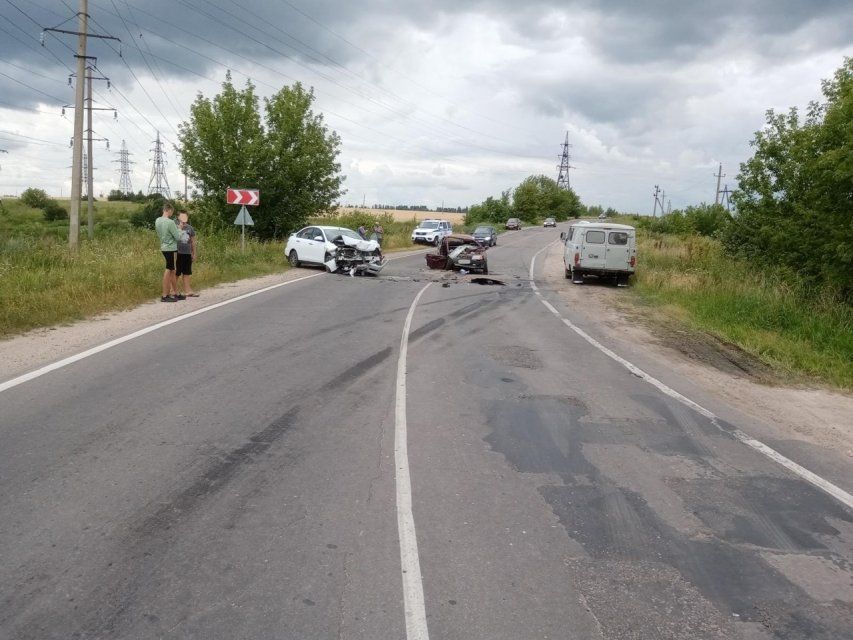 На орловской трассе лоб в лоб столкнулись два автомобиля