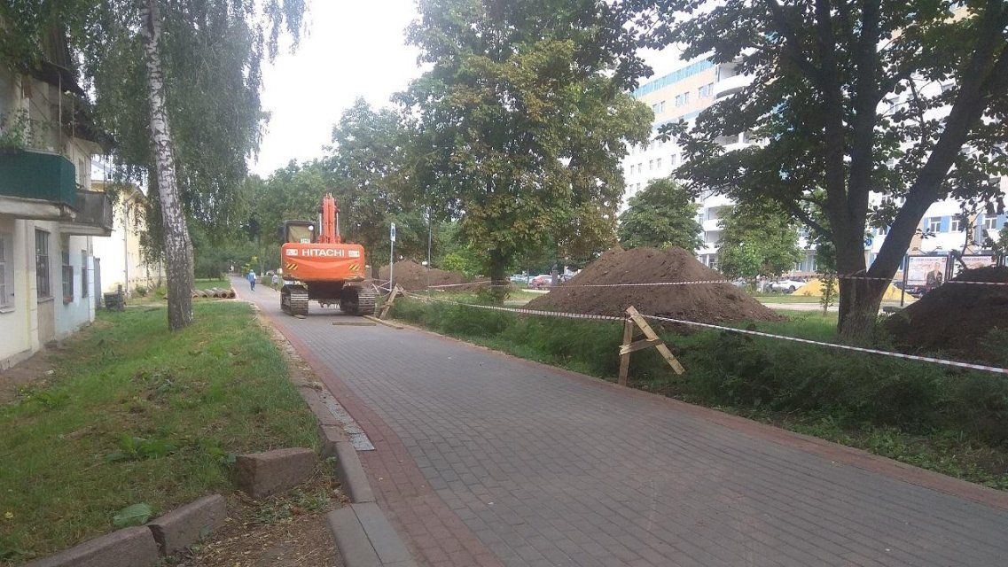 На бульваре Победы в Орле уничтожают газон