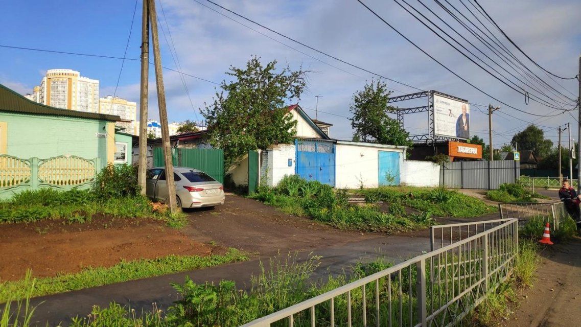 В Орле нетрезвый водитель едва не въехал в жилой дом 