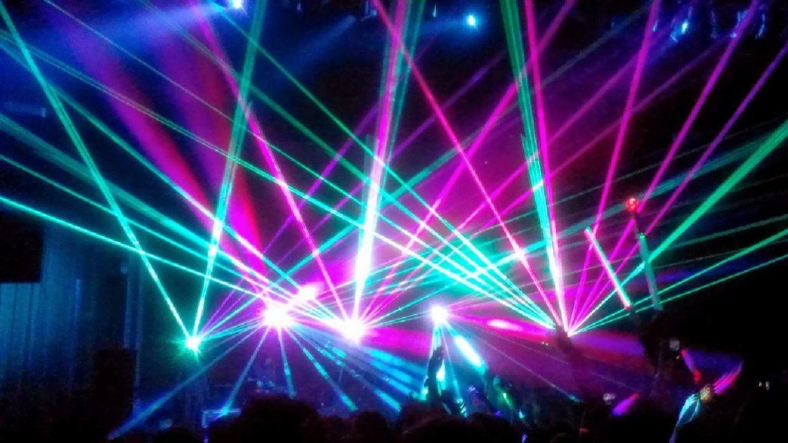 Любительниц ночной жизни с трудом выгоняют из орловских заведений в 23 часа