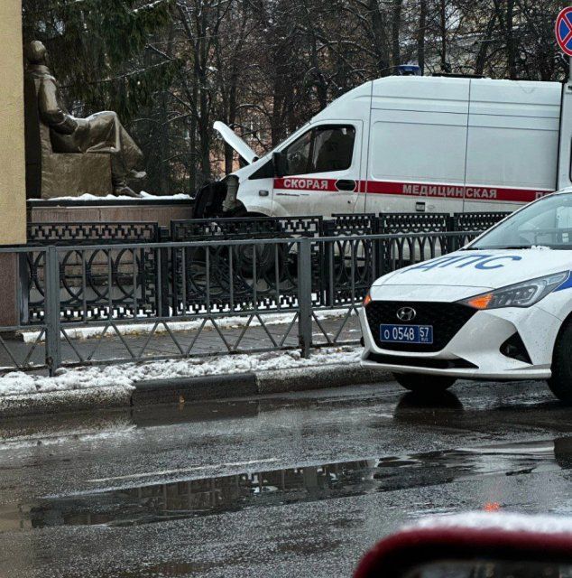"Скорая" врезалась в памятник Дзержинскому 