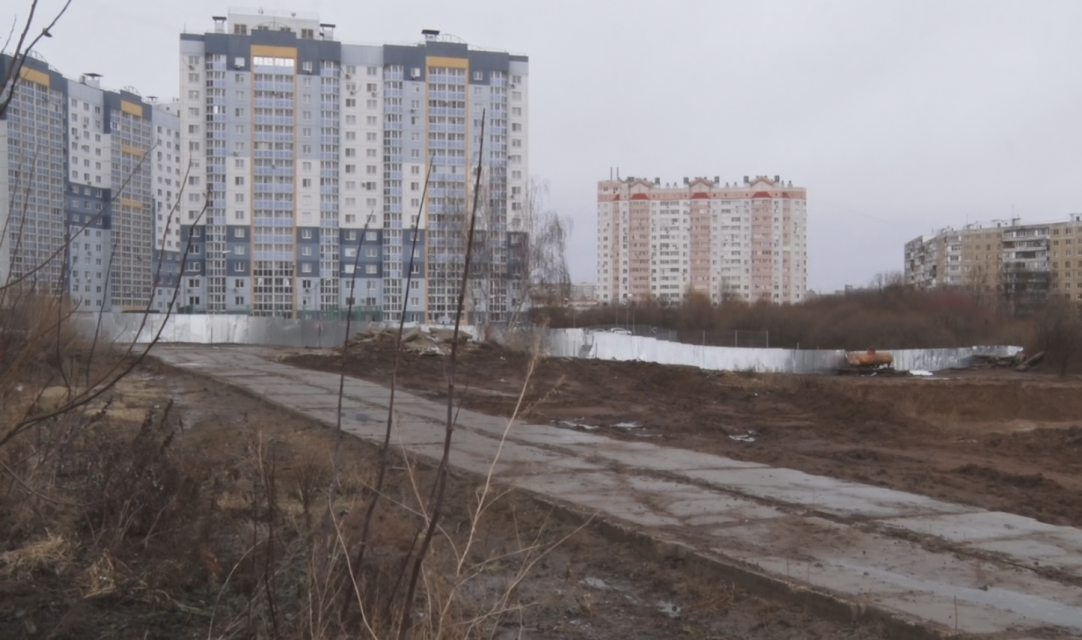 Жители многоэтажки на Генерала Родина по-прежнему недовольны стройкой под своими окнами