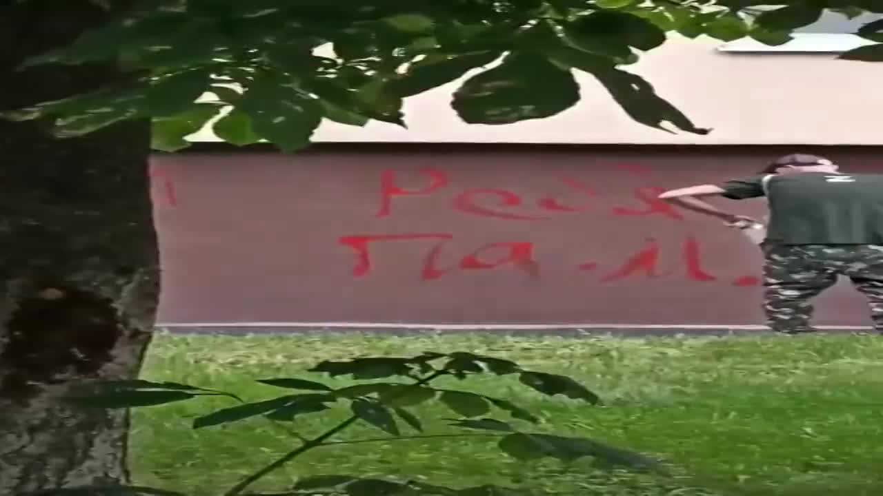 В Орле вандал изуродовал фасад отремонтированного дома на Комсомольской