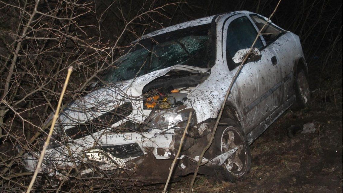 На Орловщине двое мужчин получили травмы, слетев на «Опеле» с трассы 