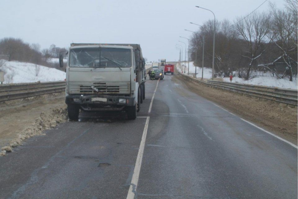 На орловской трассе КАМАЗ протаранил легковушку