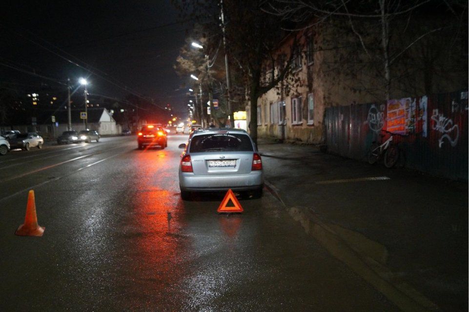 В Орле велосипедистка травмировалась, въехав в открывшуюся дверь авто