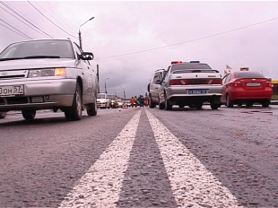 Открытый люк создал километровую пробку