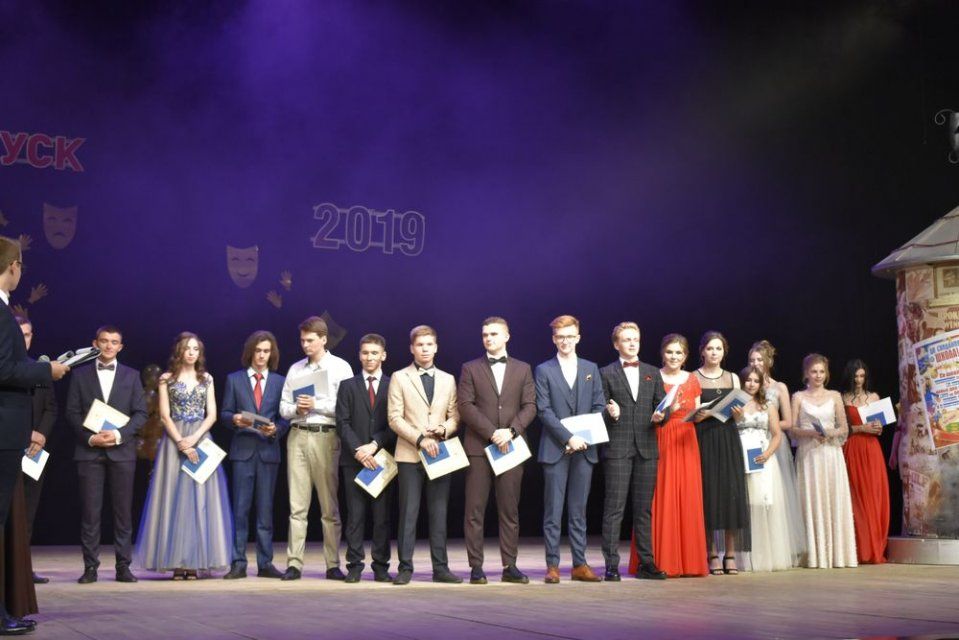 В Орле попрощались со школой более 1500 выпускников