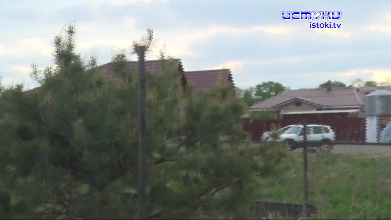 В посёлке Новообразцово кипят очередные страсти. На этот раз они связаны с установкой забора на основной дороге