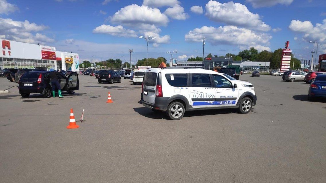 В Орле таксист сбил мужчину на парковке перед «Европой» и задел другое авто