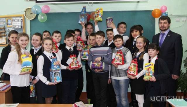 В Орле полицейский Дед Мороз поздравил учащихся кадетского класса