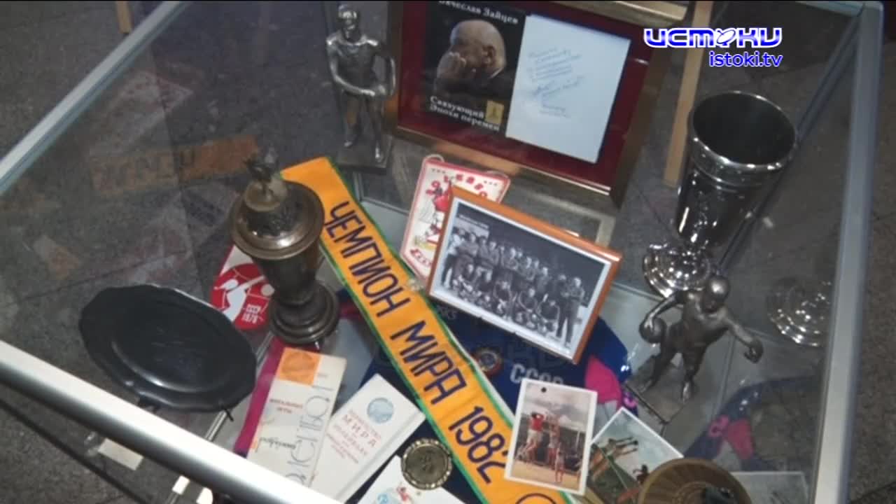 Уникальная выставка. На ней представлены экспонаты, через которые любой желающий может прикоснуться к истории волейбола в нашей стране