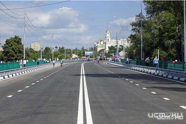 Орловчане пожаловались Клычкову на отсутствие должного ограждения на мосту Дружбы, а он вновь прибегнул к отговоркам в виде норм