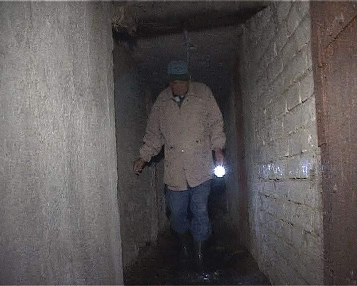 Подвал дома жильцов на Московском шоссе превратился в местный водоем Подвал дома жильцов на Московском шоссе превратился в местный водоем