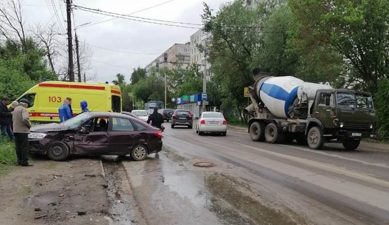 В Орле на Паровозной столкнулись бетоновоз и легковушка