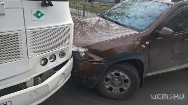 В Орле Renault Duster не уступил дорогу маршрутке