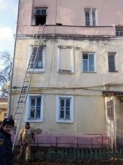 Орловские пожарные вытащили трехлетнего ребенка из горящей квартиры