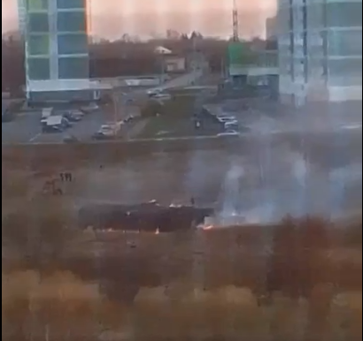 Орловчанин заснял как подростки поджигают траву в Орле на территории Северного района