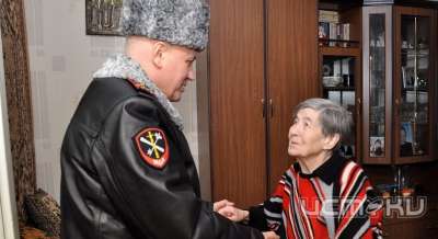 Полицейские поздравили ветеранов Великой Отечественной войны с Новым годом