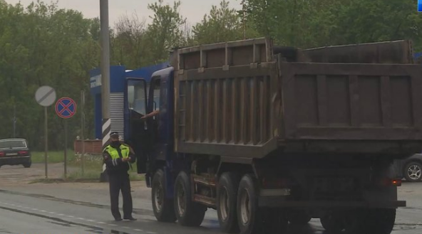 В Орле в микрорайоне «Зареченский» фуры продолжают игнорировать запрет парковки